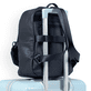 Sac à dos remonte Q0533-14 en bleu avec une poignée pour l'attacher à la poignée de valise et un sac banane amovible. Porté.