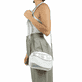 remonte Damen Handtasche Q0627-00 in Glanzschwarz aus Kunstleder mit Überschlag und Reißverschluss. Handtasche getragen.