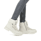 Altweiße remonte Damen Schnürstiefel D0C80-80 mit griffiger Glass-Fibre Sohle. Schuh am Fuß.