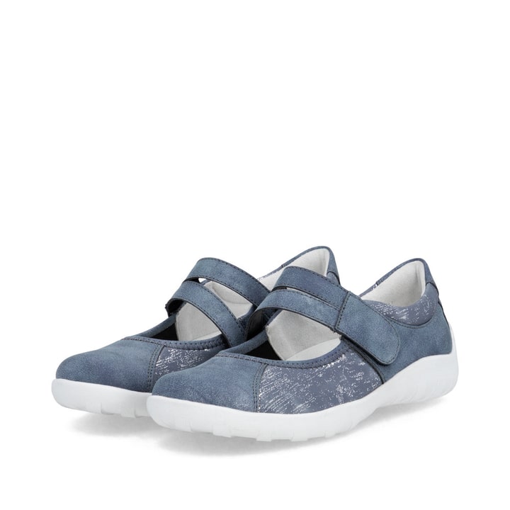 Blaue remonte Ballerinas R3510-13 mit einem Klettverschluss sowie Komfortweite G. Schuhpaar seitlich schräg.