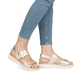 Goldene remonte Keilsandaletten D2K50-90 mit einem Klettverschluss. Schuh am Fuß.