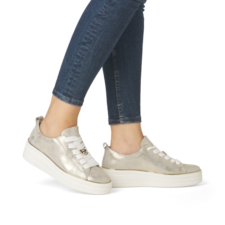 Goldene remonte Damen Sneaker Low D1C03-60 mit Schnürung sowie Komfortweite G. Schuh am Fuß.