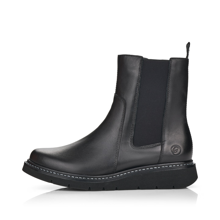 
Nachtschwarze remonte Damen Chelsea Boots D3970-01 mit einer leichten Profilsohle. Schuh Außenseite