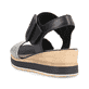 Schwarze remonte Keilsandaletten D6453-01 mit einem Klettverschluss. Schuh von hinten.