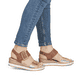 Braune remonte Keilsandaletten D6453-22 mit trendiger Schnalle. Schuh am Fuß.