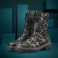 Tiefschwarze remonte Damen Schnürstiefel D1W72-03 mit Animal-Print. Schuhe auf grünem Hintergrund.