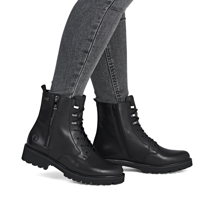 Schwarze remonte Damen Schnürstiefel D8656-00 mit wasserabweisender TEX-Membran. Schuh am Fuß.