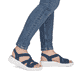 Blaue remonte Riemchensandalen D3L52-14 mit einem Gummizug sowie Extraweite H. Schuh am Fuß.