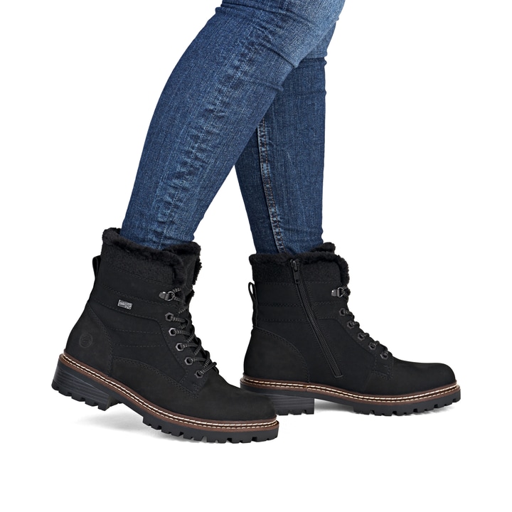 Schwarze remonte Damen Schnürstiefel D0B81-00 mit wasserabweisender TEX-Membran. Schuh am Fuß.