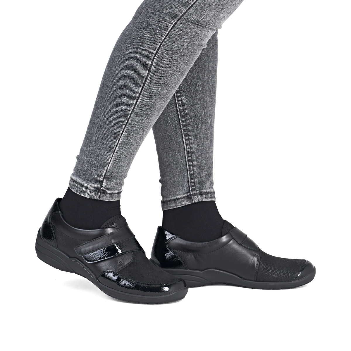 Mocassins remonte noirs pour femme R7600-00 avec fermeture velcro. Chaussure au pied.