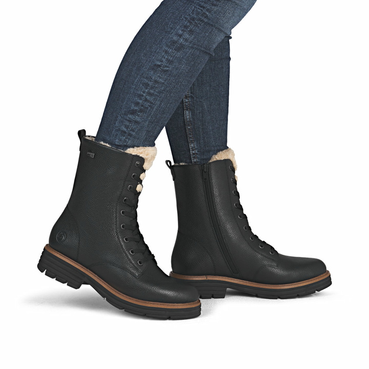 Schwarze remonte Damen Schnürstiefel D3A73-03 mit wasserabweisender TEX-Membran. Schuh am Fuß.
