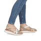 Grünbeige remonte Riemchensandalen D3J53-52 mit einem Klettverschluss. Schuh am Fuß.