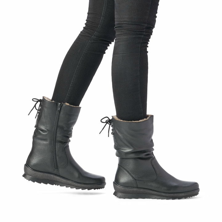 
Tiefschwarze remonte Damen Kurzstiefel R8471-01 mit einer flexiblen Profilsohle. Schuh am Fuß