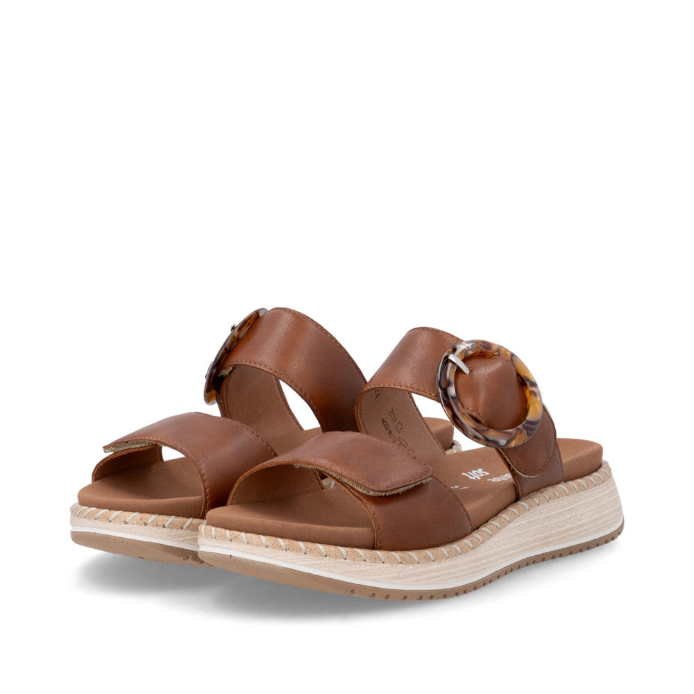 Braune remonte Damen Pantoletten D3J51-24 mit trendiger Schnalle. Schuhpaar seitlich schräg.