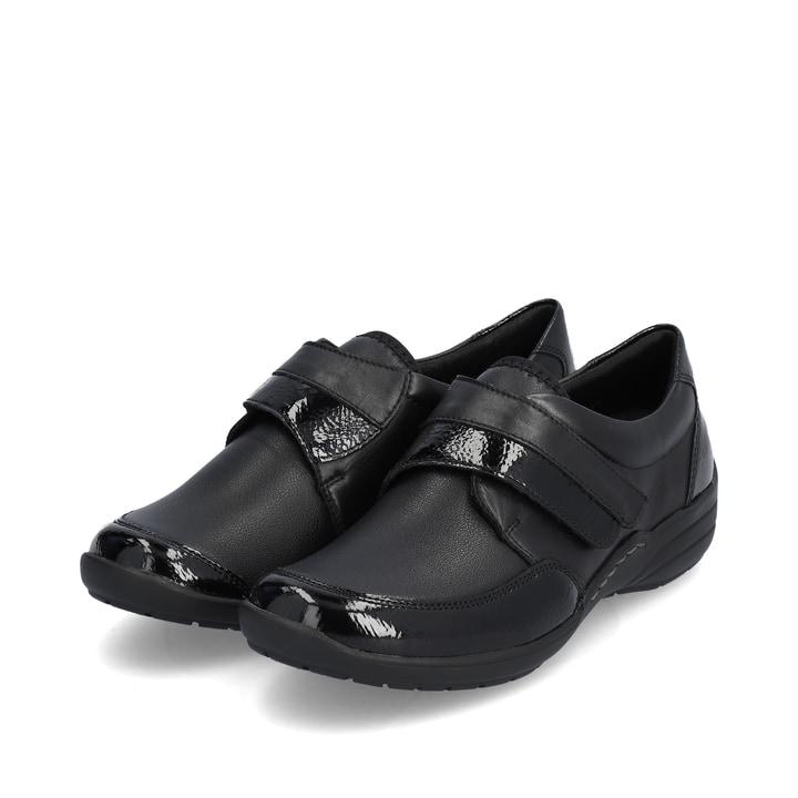 Schwarze remonte Damen Slipper R7600-04 mit Klettverschluss sowie Extraweite H. Schuhpaar seitlich schräg.
