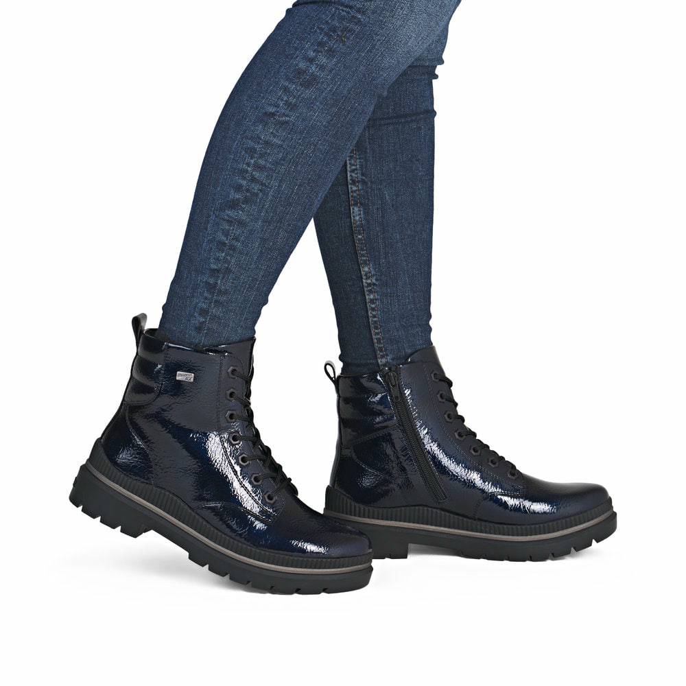 Blaue vegane remonte Damen Schnürstiefel D0C82-14 mit Glass-Fibre Sohle. Schuh am Fuß.