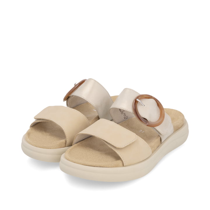 Braune vegane remonte Damen Pantoletten D2N51-20 mit einem Klettverschluss. Schuhpaar seitlich schräg.