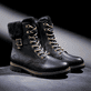 Schwarze remonte Damen Schnürstiefel D8481-02 mit wasserabweisender TEX-Membran. Schuhe auf dunklem Hintergrund.