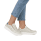 Goldene remonte Damen Sneaker D0J02-90 mit Reißverschluss. Schuh am Fuß.