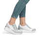 Blaue vegane remonte Damen Sneaker Low D0T01-12 mit einem Reißverschluss. Schuh am Fuß.