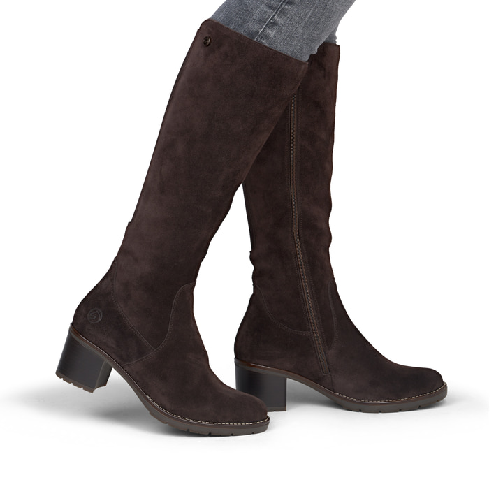 Dunkelbraune remonte Hochschaftstiefel D2A78-25 mit einem Reißverschluss. Schuh am Fuß.