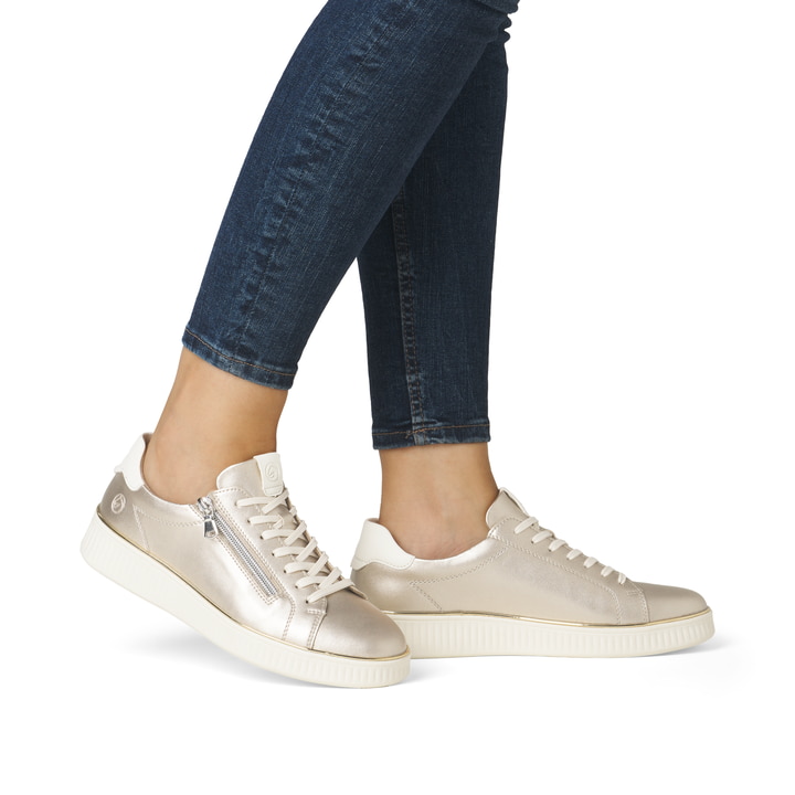 Goldene remonte Damen Sneaker Low D2E01-90 mit einem Reißverschluss. Schuh am Fuß.