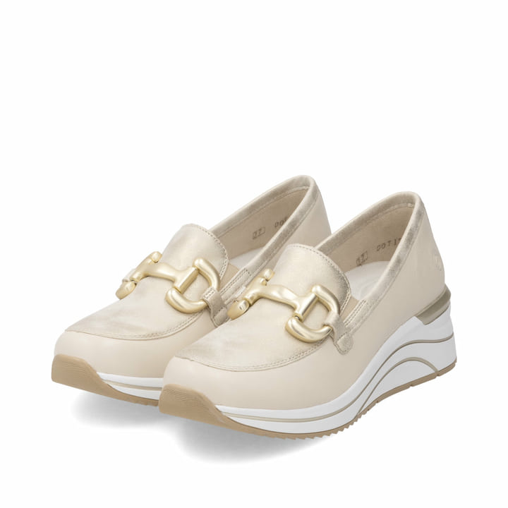 Beige remonte Damen Loafer D0T12-60 mit Schmuckelementen sowie einem Gummizug. Schuhpaar seitlich schräg.