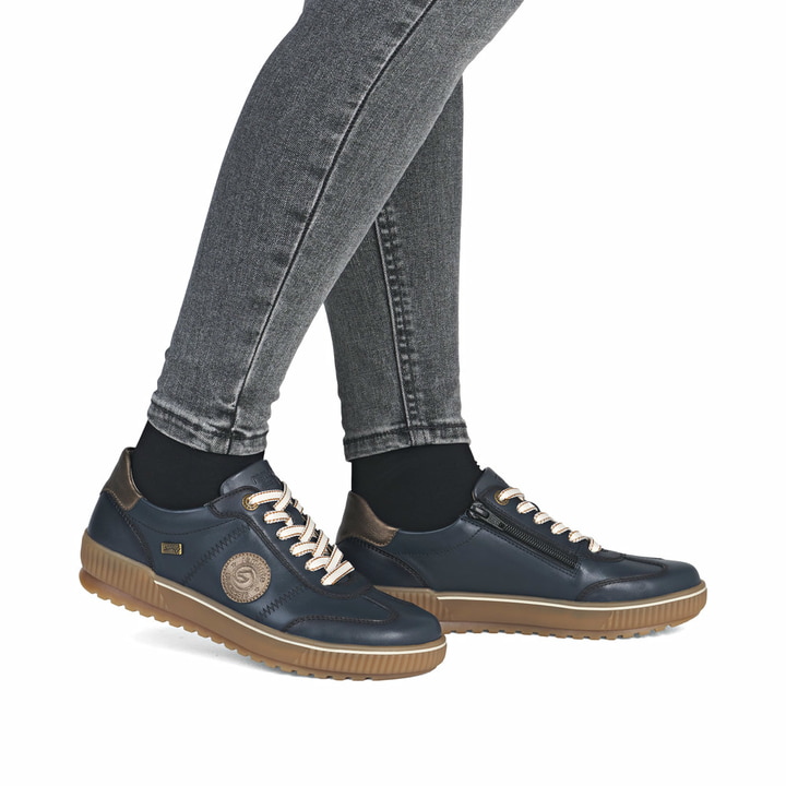 Blaue remonte Damen Sneaker D0702-14 mit wasserabweisender remonteTEX-Membran. Schuh am Fuß.