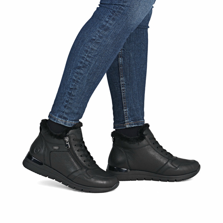 Schwarze remonte Damen Schnürstiefel R6773-00 mit wasserabweisender TEX-Membran. Schuh am Fuß.