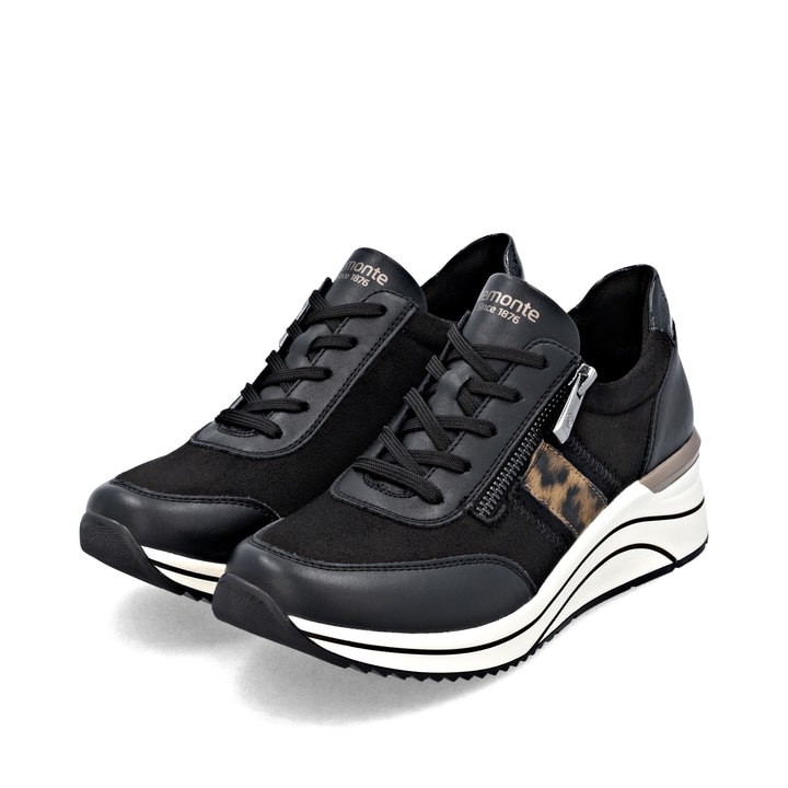 Vegane, schwarze remonte Damen Sneaker D0T09-04 mit einem Reißverschluss. Schuhpaar seitlich schräg.