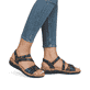 Mehrfarbige remonte Riemchensandalen R6860-91 mit einem Klettverschluss. Schuh am Fuß.