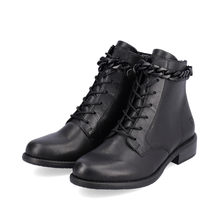 Glanzschwarze remonte Damen Biker Boots D0F74-01 mit Schnürung und Reißverschluss. Schuhpaar schräg.