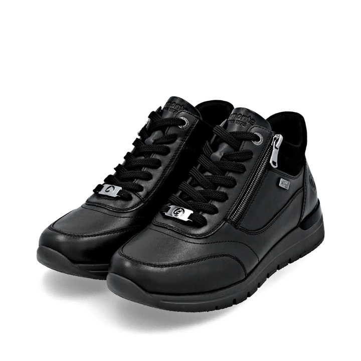 Schwarze remonte Damen Kurzstiefel R6775-00 mit wasserabweisender TEX-Membran. Schuhpaar seitlich schräg.
