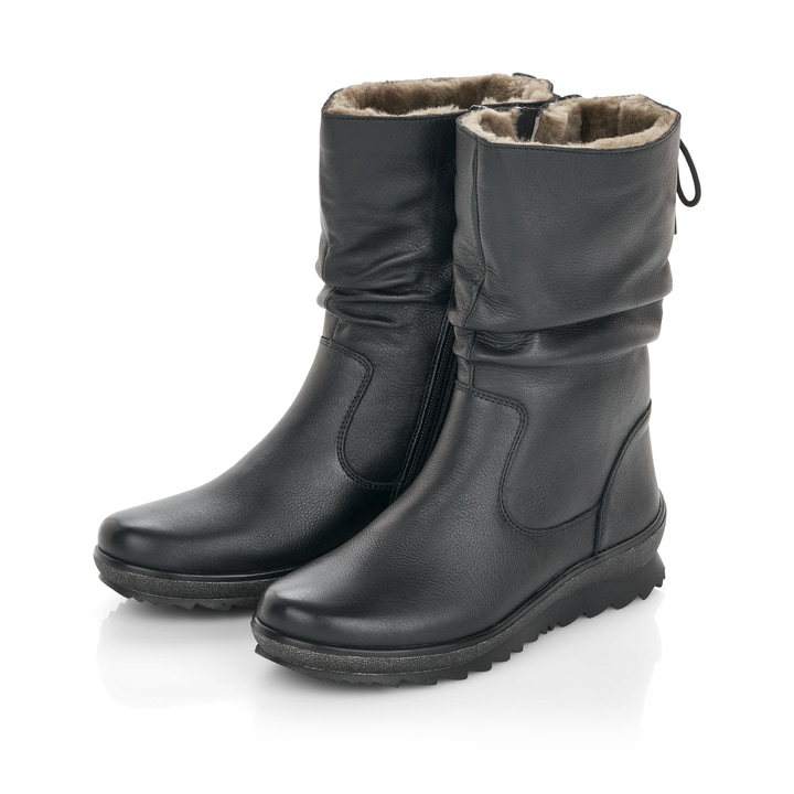 
Tiefschwarze remonte Damen Kurzstiefel R8471-01 mit einer flexiblen Profilsohle. Schuhpaar schräg.
