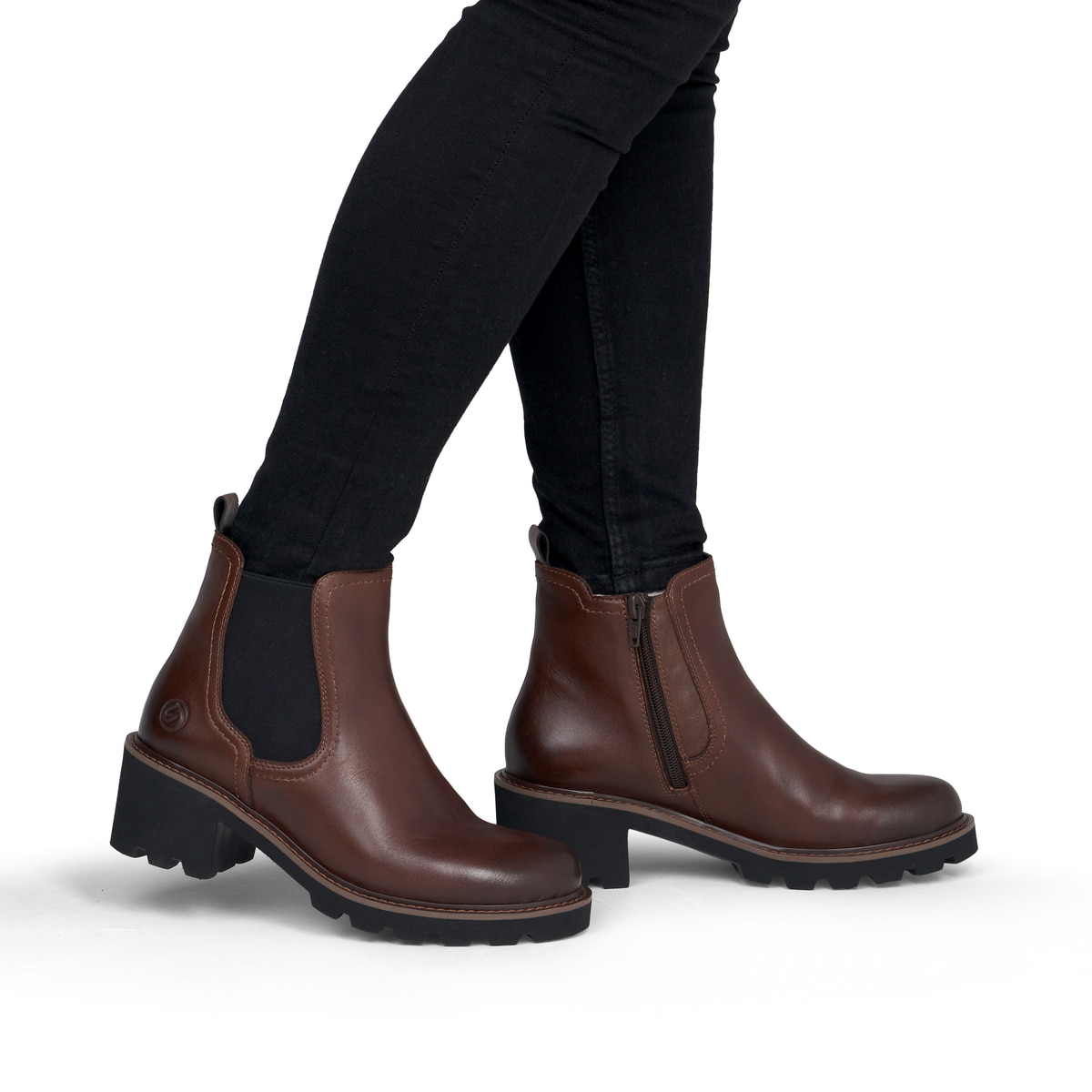 Braune remonte Chelsea Boots D0A70-22 mit Reißverschluss sowie Komfortweite G. Schuh am Fuß.