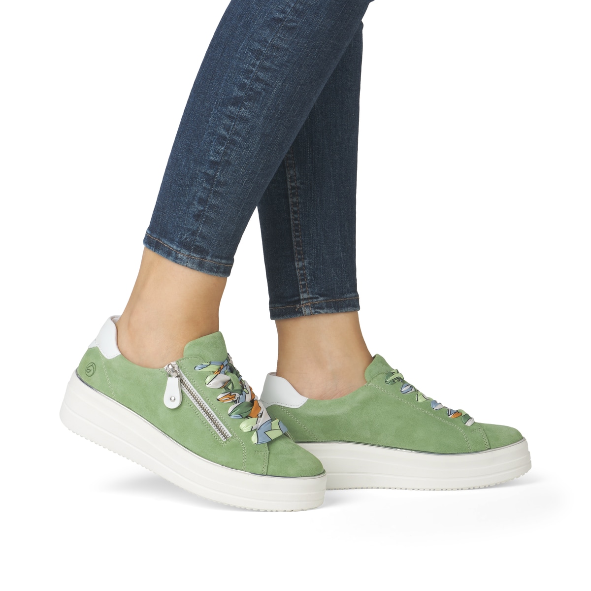 Grüne remonte Damen Sneaker Low D1C06-52 mit Reißverschluss sowie Komfortweite G. Schuh am Fuß.