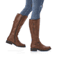 
Kaffeebraune remonte Damen Hochschaftstiefel R6590-22 mit einer dämpfenden Profilsohle. Schuh am Fuß