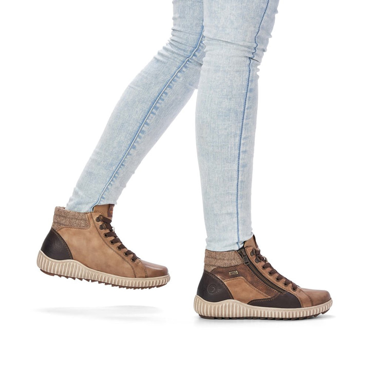 Hellbeige remonte Damen Schnürstiefel R7998-60 mit Schnürung und Reißverschluss. Schuh seitlich schräg