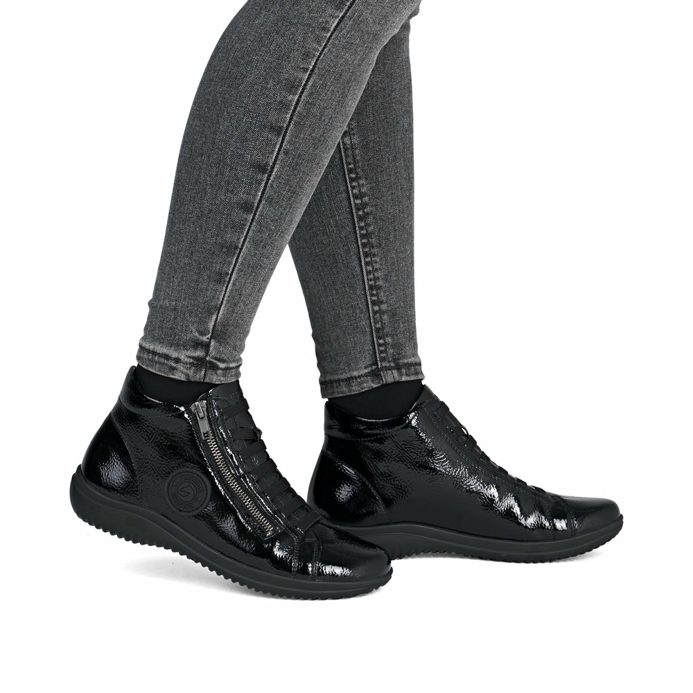 Schwarze remonte Damen Schnürstiefel D1E70-02 mit einem Reißverschluss. Schuh am Fuß.