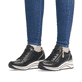 
Glanzschwarze remonte Damen Sneaker D0T03-01 mit einer leichten Sohle mit Keilabsatz. Schuh seitlich schräg