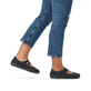 Schwarze remonte Ballerinas R3510-03 mit Klettverschluss sowie Komfortweite G. Schuh am Fuß.