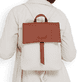 remonte Damen Rucksack Q0525-00 in Glanzschwarz aus Kunstleder mit Reißverschluss. Rucksack getragen.