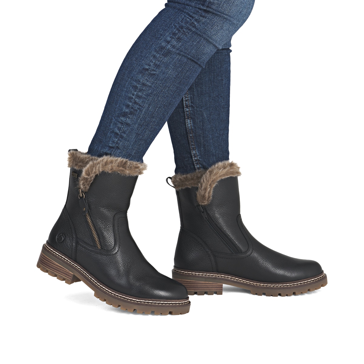 Schwarze remonte Damen Kurzstiefel D0B83-03 mit wasserabweisender TEX-Membran. Schuh am Fuß.