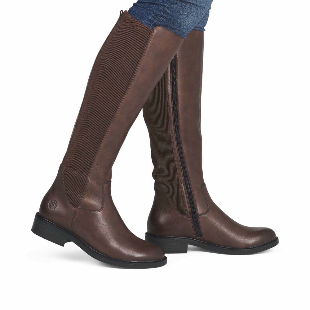 Braune remonte Hochschaftstiefel D2W74-25 mit einem Reißverschluss. Schuh am Fuß.