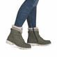 Dunkelgrüne remonte Damen Schnürstiefel D0B81-54 mit griffiger Glass-Fibre Sohle. Schuh am Fuß.