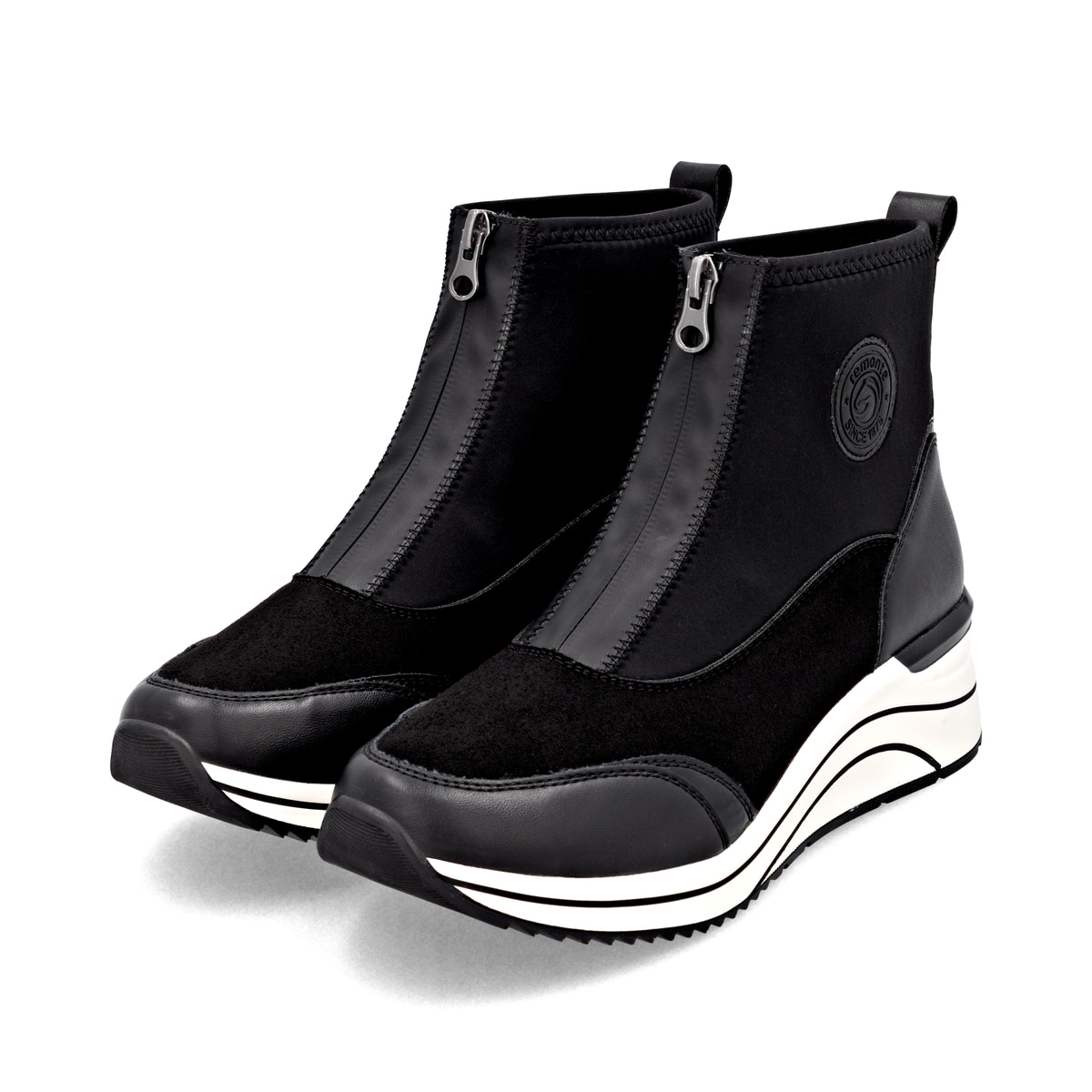 Vegane, schwarze remonte Damen Kurzstiefel D0T78-02 mit einem Reißverschluss. Schuhpaar seitlich schräg.