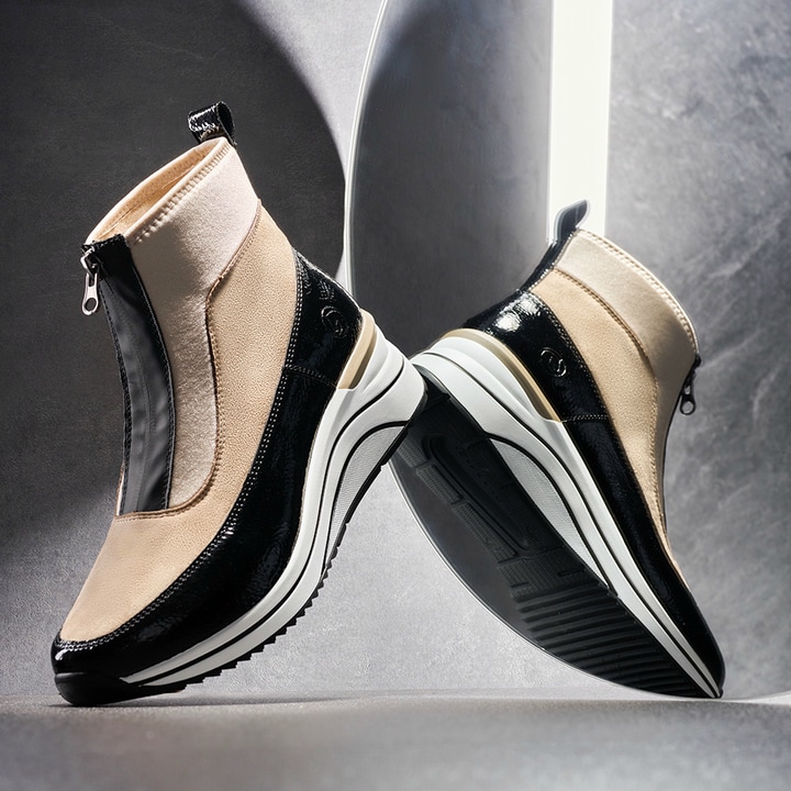 Braunbeige remonte Damen Sneaker D0T71-60 mit Reißverschluss sowie einem Keilabsatz. Schuhe auf schwarze Hintergrund.