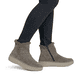Graue remonte Damen Kurzstiefel D4A73-45 mit wasserabweisender TEX-Membran. Schuh am Fuß.
