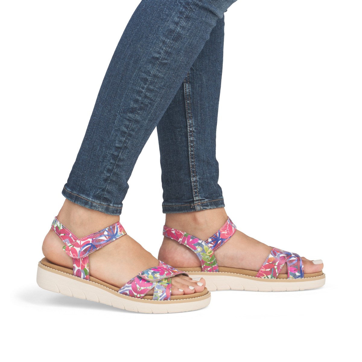 Mehrfarbige remonte Riemchensandalen D2049-90 mit einem Klettverschluss. Schuh am Fuß.