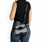 remonte Damen Handtasche Q0627-00 in Glanzschwarz aus Kunstleder mit Überschlag und Reißverschluss. Handtasche getragen.